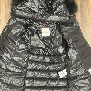 Removable hood and fur.